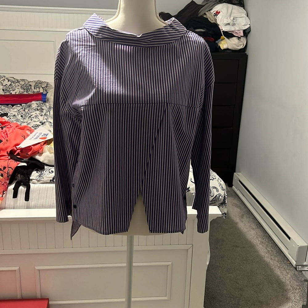 Trafaluc Collection Crop top blue shirt.